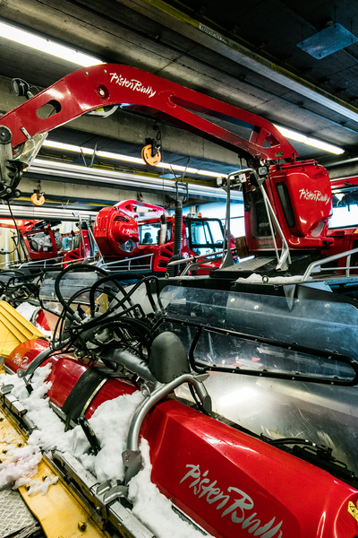 Drei große Pistenbullys in einer Pistenbullygarage | © Golm Silvretta Lünersee Tourismus GmbH Bregenz, Christoph Schoech 