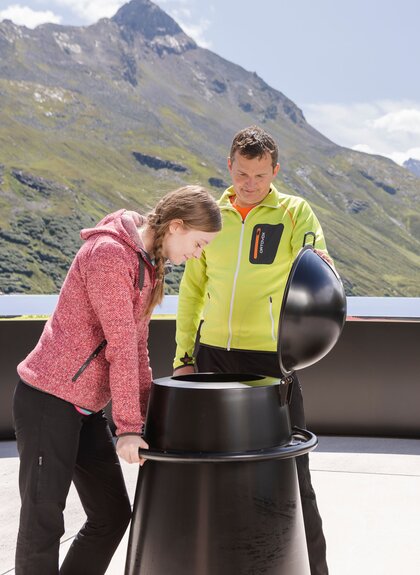 Kunstobjekt Erdenlicht, welches gerade von zwei Personen beobachtet wird | © Golm Silvretta Lünersee Tourismus GmbH Bregenz, Stefan Kothner
