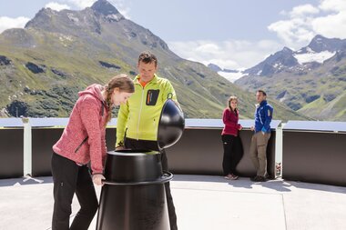 Erdenlicht | © Golm Silvretta Lünersee Tourismus GmbH Bregenz, Stefan Kothner Kunstobjekt Erdenlicht, welches gerade von zwei Personen beobachtet wird | © Golm Silvretta Lünersee Tourismus GmbH Bregenz, Stefan Kothner