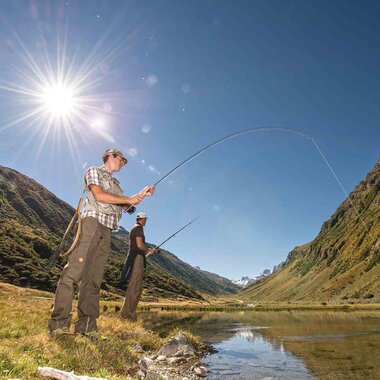 Zwei Angler, die an einem kleinen Weiher umgeben von einer Bergkulisse fischen | © Golm Silvretta Lünersee Tourismus GmbH Bregenz, Patrick Saely
