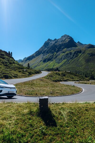 Silvretta-Hochalpenstraße | © Golm Silvretta Lünersee Tourismus GmbH Bregenz, Christoph Schöch Auto, dass gerade die Silvretta-Hochalpenstraße hinunterfährt | © Golm Silvretta Lünersee Tourismus GmbH Bregenz, Christoph Schöch