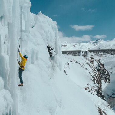 Ein Eiskletterer in der Eiswand auf der Silvretta-Bielerhöhe | © Golm Silvretta Lünersee Tourismus GmbH Bregenz, Philipp Schilcher